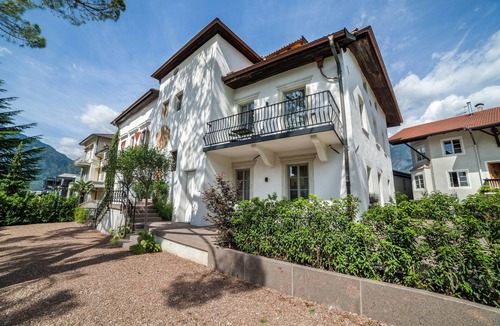 Merano Apartment | Apartment 'Ansitz Layshof Apt Hauskapelle' with Mountain View, Shared Garden and Wi-Fi