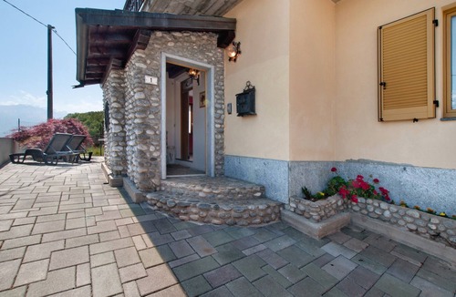 Montemezzo Apartment | Apartment Casa Alan with Lake View, Terrace & Wi-Fi