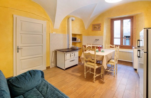 Bormio Apartment | Apartment 'Casa Bianca' with Mountain View