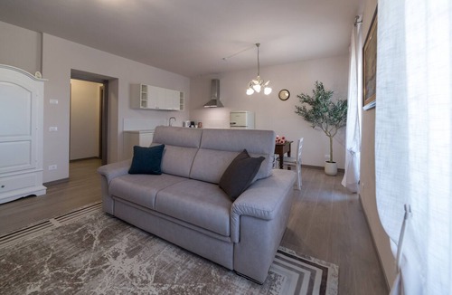 Cavaion Veronese Apartment | Apartment 'Casale Dei Sogni Piano Primo' with Shared Garden, Wi-Fi and Air Conditioning