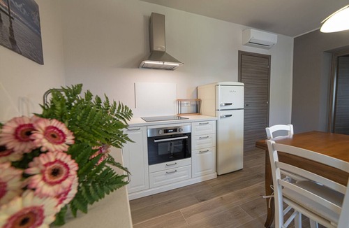 Cavaion Veronese Apartment | Apartment 'Casale Dei Sogni Piano Primo' with Shared Garden, Wi-Fi and Air Conditioning
