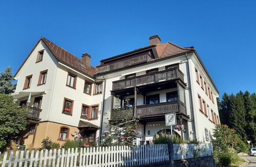 Altglashutten Apartment | Apartment 'Kopffrei on 1000 m²/Apartment 2 with Shared Garden, Balcony & Wi-Fi
