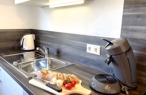 Waggershausen Apartment | Apartment 'Dornier' with Private Terrace, Garden and Wi-Fi