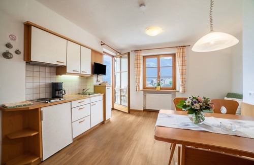 Schenna Apartment | Apartment "Hahnenkamm Rainegg" with Mountain View, Wi-Fi, Garden & Balcony
