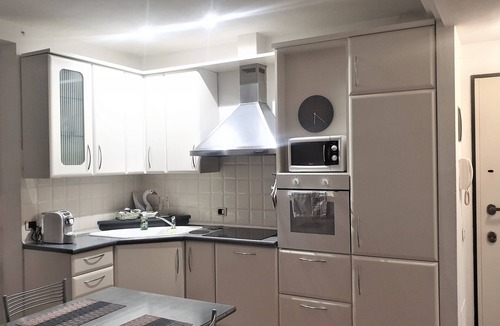 Lesmo Apartment | Apartment 'Host Di Elena' with Private Terrace, Garden and Wi-Fi