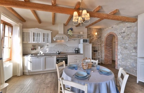 Oldesio Apartment | Apartment 'Il Melo' with Lake View, Wi-Fi and Air Conditioning