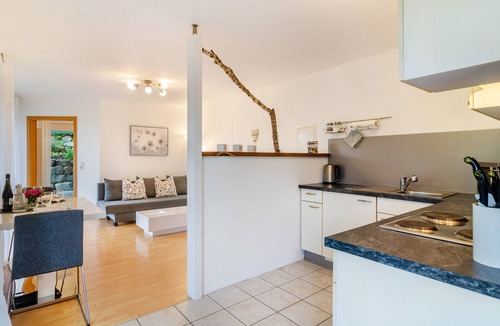 Lippertsreute Apartment | Apartment in a Quiet Location with Private Terrace and Wi-Fi