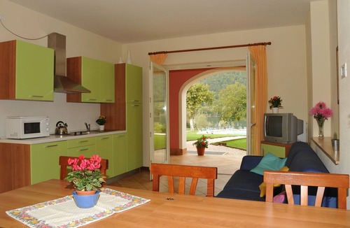 Crone Apartment | Apartment in Idro with Pool and Garden