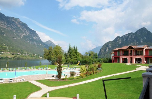 Crone Apartment | Apartment in Idro with Pool and Garden