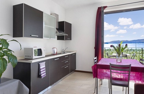 Crabbia Apartment | Apartment 'Isola Vista Lago ' with Lake View, Wi-Fi and Air Conditioning