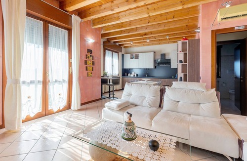 Castelnuovo del Garda Apartment | Apartment 'Garda Funfamily' with Balcony, Wi-Fi and Air Conditioning