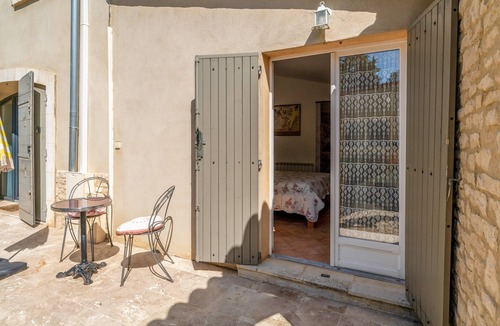 Plan-d'Orgon Apartment | Apartment 'La Miougrano Chambre 2' with Shared Terrace, Shared Garden and Wi-Fi