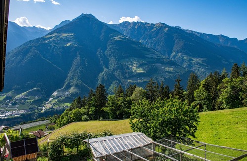 Schenna Apartment | Apartment 'Lechnerhof Appartement Arnika' with Mountain View, Shared Terrace and Wi-Fi