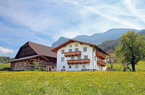 Kastelruth Apartment | Apartment 'Niglutsch - Puflatsch' with Mountain View, Balcony & Wi-Fi