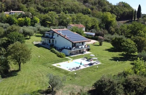 Pastrengo Apartment | Apartment placed in private facility, great for families, close to parks.