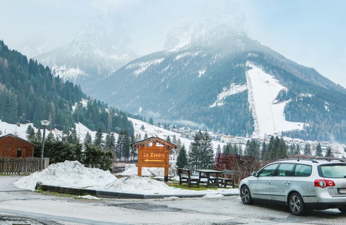 Pera Apartment | Apartment Sas Lonch with Mountain View, Wi-Fi & Garden