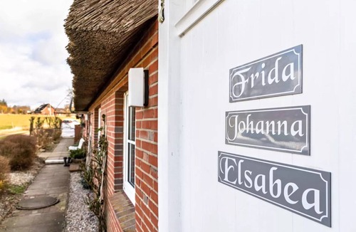 Schobull Apartment | Apartment "Schipp Landen Elsabea" with Sea View, Shared Garden & Wi-Fi