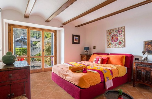 Civenna Apartment | Apartment ‘Secluded Colorful Apt in Villa’ with Lake View, Wi-Fi, Terrace & Shared Pool