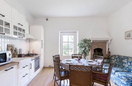 Cavaion Veronese Apartment | Apartment 'Tenuta Naiano Raffaello' with Shared Garden, Wi-Fi, and Air Conditioning