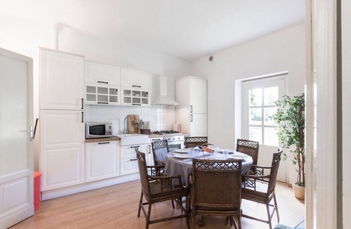 Cavaion Veronese Apartment | Apartment 'Tenuta Naiano Raffaello' with Shared Garden, Wi-Fi, and Air Conditioning