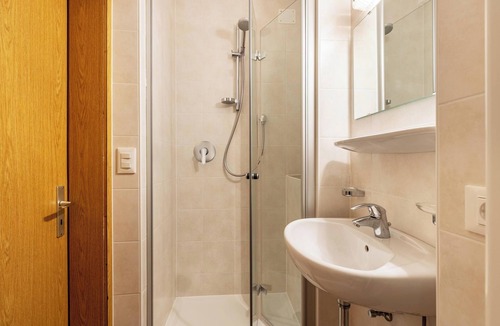Casola Apartment | Apartment 'Unterhauserhof C' with Mountain View, Wi-Fi, Balcony & Garden