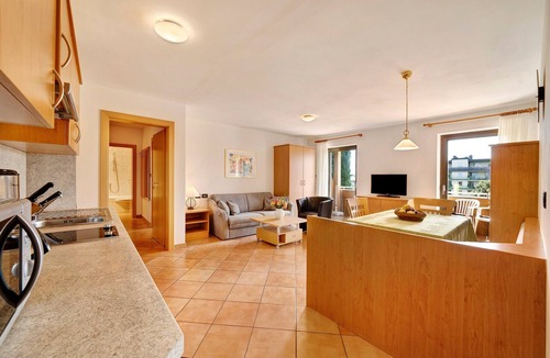 Lana Apartment | Apartment "Weinsepphof 9" with Mountain View, Pool & Balcony