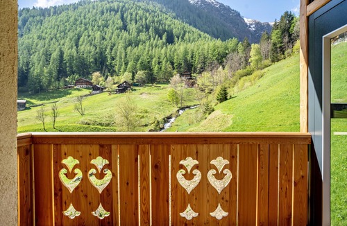 Rabbi Apartment | Apartment 'Whisper of the Stream' with Mountain View, Shared Garden and Wi-Fi