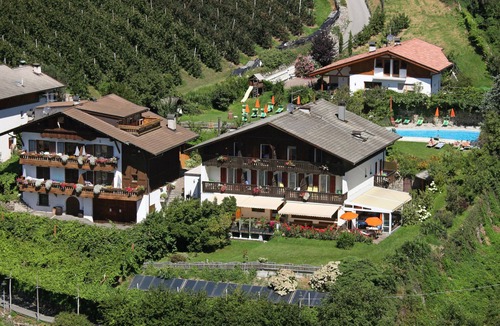 Lagundo Apartment | Apartment “Zielspitze Residence Spisshof” with Mountain View, Shared Pool and Wi-Fi