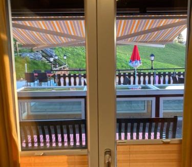 Beckenried Hotel | Ausflugs-Ski-Pistenhotel Klewenstock AUTO FREI Mit dem Mobieltelefon bestellen nur mit der Pendelbahn erreichbar auf 1600müm