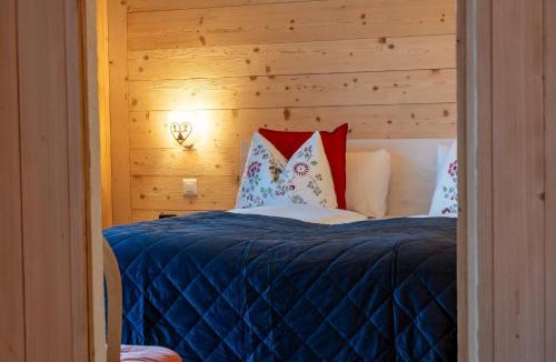 Saanen Apartment | BaseCamp - Renovated apartment with sunny balcony by Heiti Gstaad