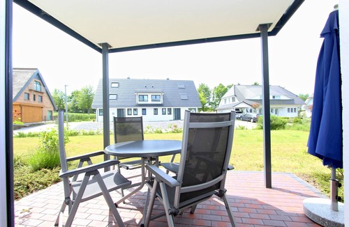 Lobbe Apartment | Beachfront apartment with terrace, use of swimming pool and sauna - Rex Rugia H-1010