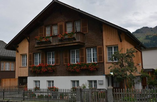 Zweisimmen Apartment | Beatrice Appartement/Fewo, Dusche oder Bad, WC 3-Bettwohnung by Interhome