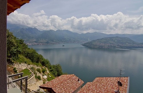 Parzanica Apartment | Beatrice - Haus mit Pool und Terrasse am Iseosee by Interhome