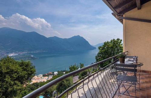 Costa Volpino Apartment | Beautiful apartment for 4 people with WIFI, TV, terrace and pets allowed