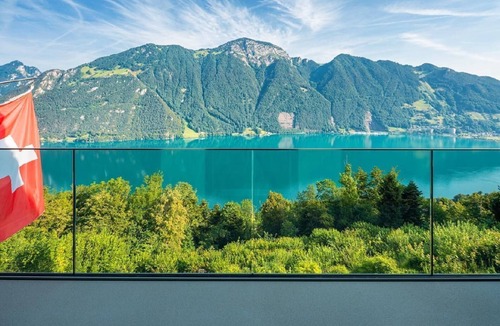 Ruetli Ski Chalet | Beautiful luxury chalet with lake view