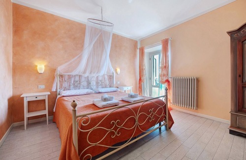 Pulciano Bed & Breakfast | Bed and Breakfast 'Giardini Di Corte - Dalia' with Lake View, Wi-Fi and Air Conditioning