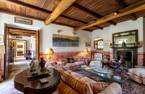 Dormelletto Apartment | Benvenuti a Villa Harmonia, una splendida dimora d’epoca sapientemente restaurata che conserva tutto il fascino autentico delle antiche cascine piemontesi, unendo eleganza, comfort e atmosfera senza tempo.Immersa in oltre 10.000 mq di parco privato, Vi