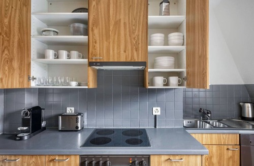 Wipkingen Apartment | Bright 2-BR in Wipkingen — balcony, garden & tram nearby