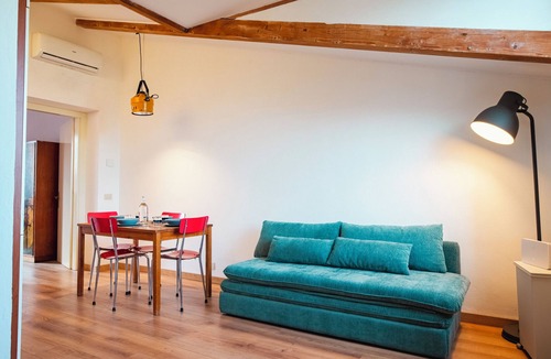 Crescenzago Apartment | Bright attic with wooden beams near public transport