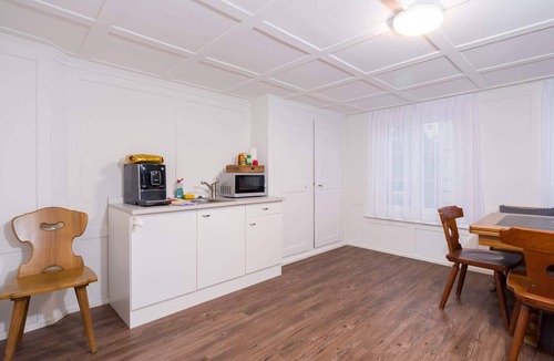 Naefels House | Bright Double Room near Glarus, Shared Bath