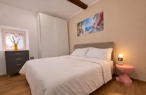 Pra' Apartment | Bright Flat , Air Conditioning , 5 min Train Station