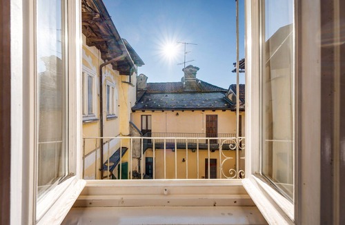 Orta San Giulio Apartment | ‘Cabianchi Foulard’ Family Suite Apartment with Lake View, Balcony, and Wi-Fi