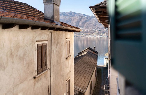Orta San Giulio Apartment | ‘Cabianchi Foulard’ Family Suite Apartment with Lake View, Balcony, and Wi-Fi