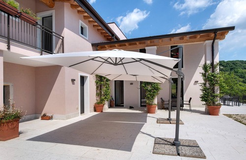 Negrar Apartment | 'Camera Olio' with Shared Garden, Wi-Fi and Air Conditioning