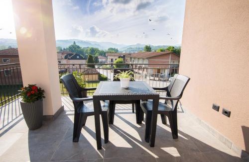 Borgonovo Apartment | Casa Baratta - La Quercia, Neive, moderno appartamento, terrazzo vista Langhe, park EV