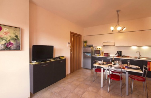 Sasso Moro Apartment | Casa Fiorita: Leggiuno 100 meters from lake Apartment with shared Pool, Leggiuno, Italy