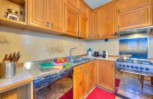 Angera House | Cedar House Villa in Angera - Garden& BBQ, Angera, Italy