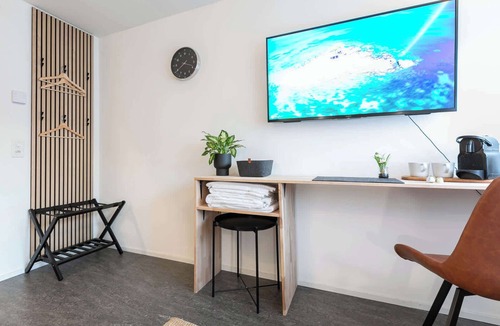St. Gallen Apartment | Central St. Gallen Studio (yellow): Fast WiFi & kitchen for shared use