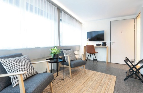 St. Gallen Apartment | Central St. Gallen Studio (red): Fast WiFi & kitchen for shared use