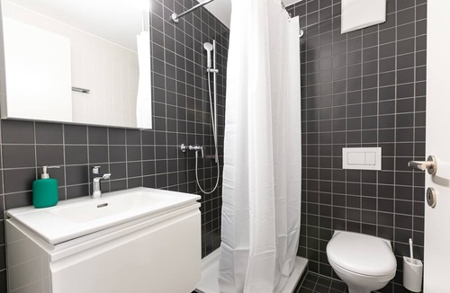 St. Gallen Apartment | Central St. Gallen Studio (red): Fast WiFi & kitchen for shared use